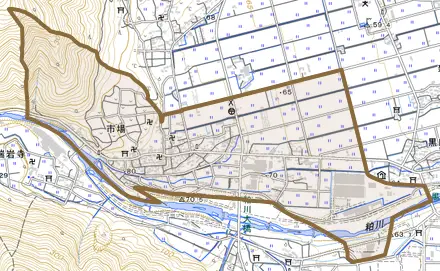 市場とその周辺の地図。町の範囲を重ねている