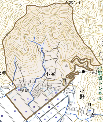 小谷とその周辺の地図。町の範囲を重ねている