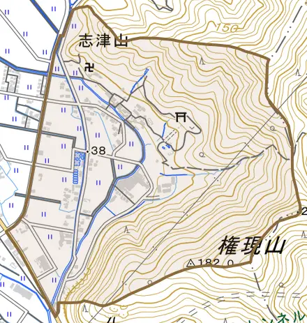 志津山とその周辺の地図。町の範囲を重ねている