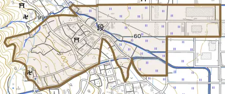 段とその周辺の地図。町の範囲を重ねている