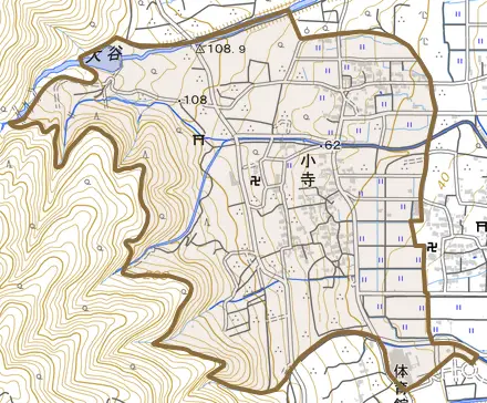小寺とその周辺の地図。町の範囲を重ねている