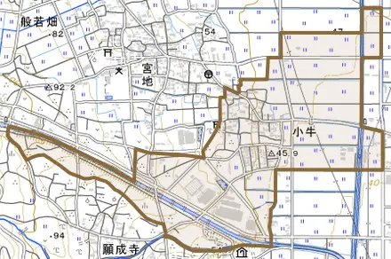 小牛とその周辺の地図。町の範囲を重ねている