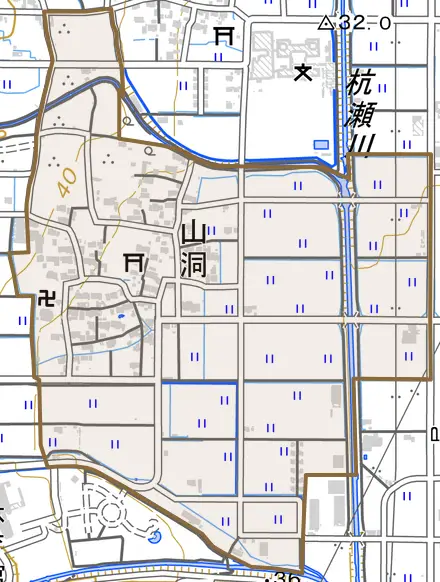山洞とその周辺の地図。町の範囲を重ねている