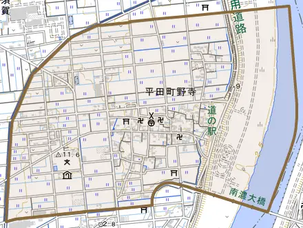 平田町野寺とその周辺の地図。町の範囲を重ねている