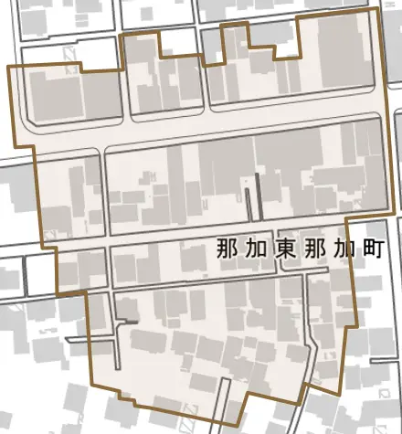 那加東那加町とその周辺の地図。町の範囲を重ねている