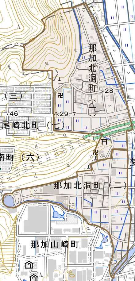 那加北洞町とその周辺の地図。町の範囲を重ねている