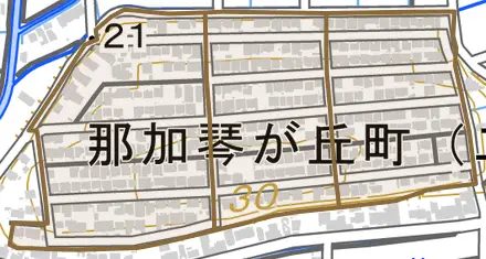 那加琴が丘町とその周辺の地図。町の範囲を重ねている