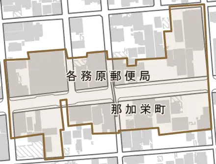 那加栄町とその周辺の地図。町の範囲を重ねている