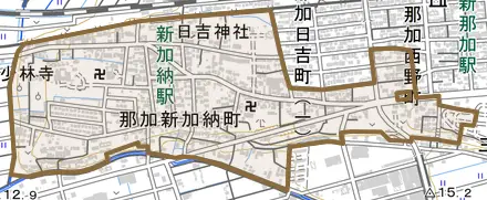 那加新加納町とその周辺の地図。町の範囲を重ねている