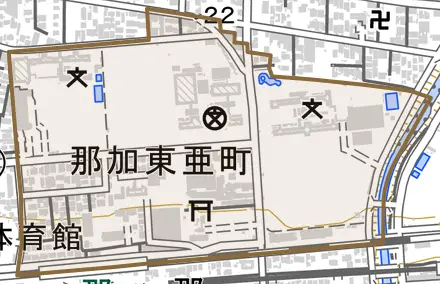那加東亜町とその周辺の地図。町の範囲を重ねている