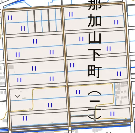 那加山下町とその周辺の地図。町の範囲を重ねている