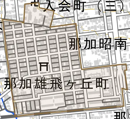 那加雄飛ケ丘町とその周辺の地図。町の範囲を重ねている