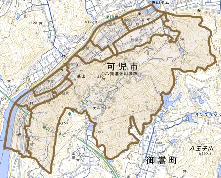 兼山とその周辺の地図。町の範囲を重ねている