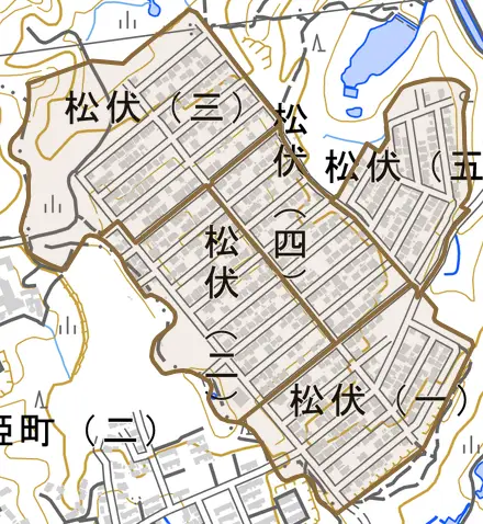松伏とその周辺の地図。町の範囲を重ねている