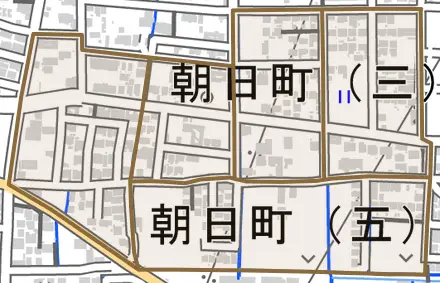 朝日町とその周辺の地図。町の範囲を重ねている