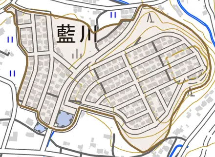 藍川とその周辺の地図。町の範囲を重ねている