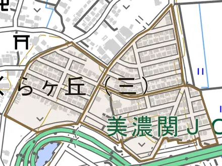 さくらヶ丘とその周辺の地図。町の範囲を重ねている