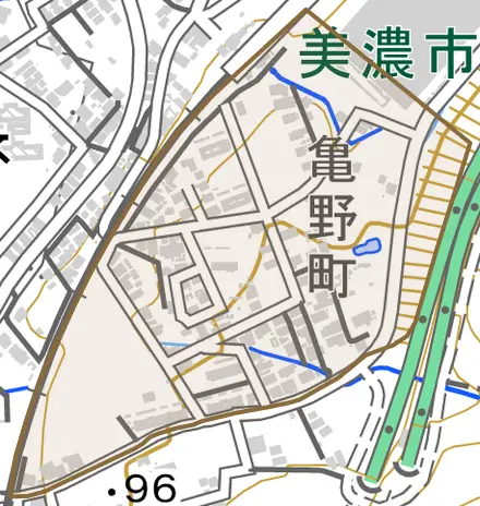 亀野町とその周辺の地図。町の範囲を重ねている