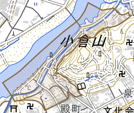 港町とその周辺の地図。町の範囲を重ねている