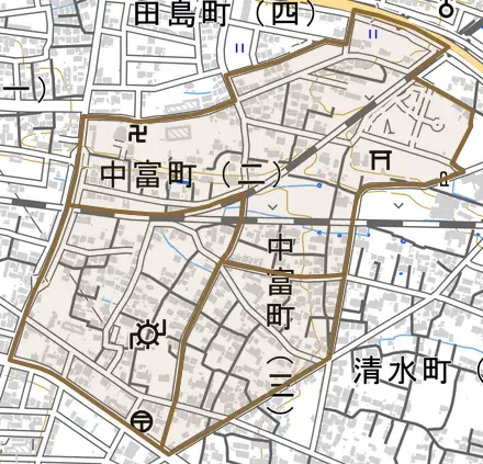 中富町とその周辺の地図。町の範囲を重ねている