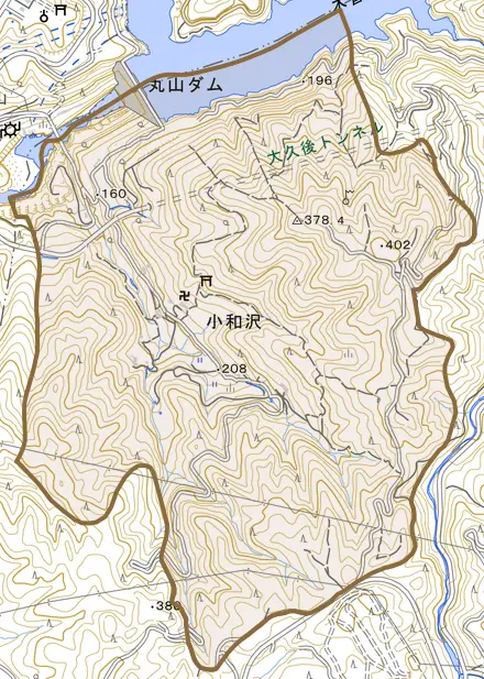 小和沢とその周辺の地図。町の範囲を重ねている