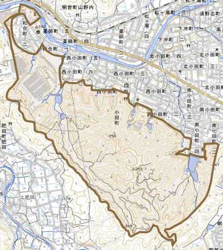 小田町とその周辺の地図。町の範囲を重ねている
