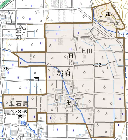 郡府とその周辺の地図。町の範囲を重ねている