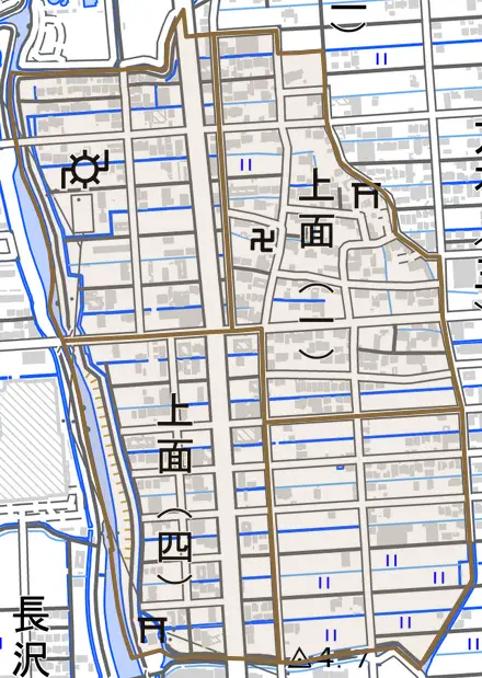 上面とその周辺の地図。町の範囲を重ねている
