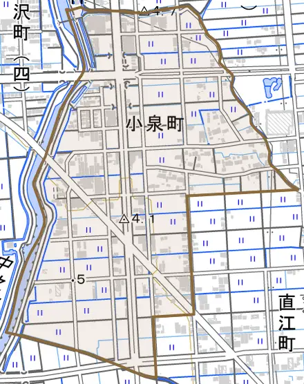 小泉町とその周辺の地図。町の範囲を重ねている