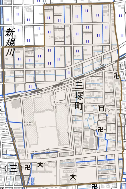 三塚町とその周辺の地図。町の範囲を重ねている