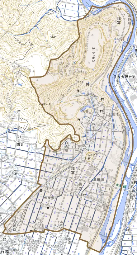 大字稲富とその周辺の地図。町の範囲を重ねている
