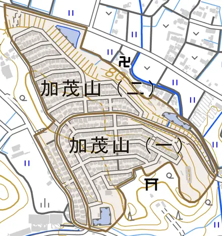 加茂山とその周辺の地図。町の範囲を重ねている