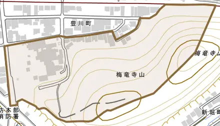 梅竜寺山とその周辺の地図。町の範囲を重ねている