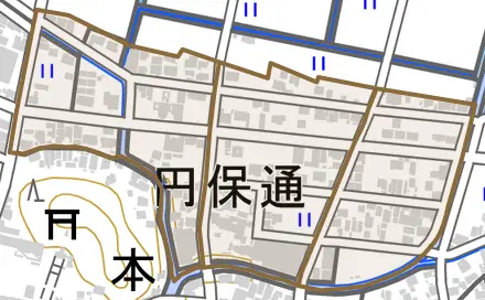 円保通とその周辺の地図。町の範囲を重ねている
