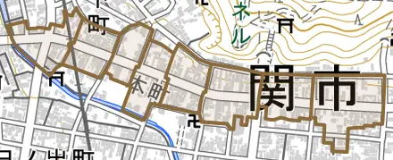 本町とその周辺の地図。町の範囲を重ねている