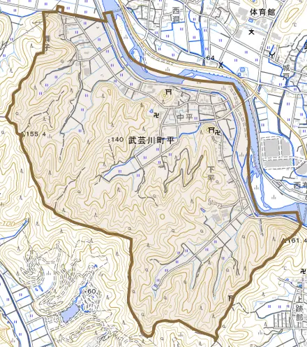 武芸川町平とその周辺の地図。町の範囲を重ねている