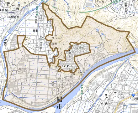 千疋とその周辺の地図。町の範囲を重ねている