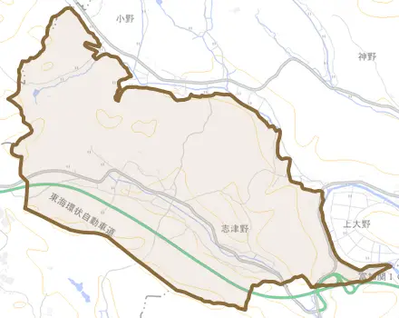 志津野とその周辺の地図。町の範囲を重ねている