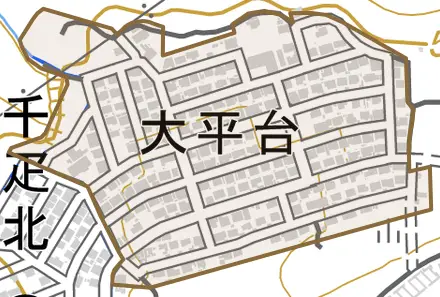 大平台とその周辺の地図。町の範囲を重ねている