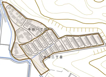 寺田とその周辺の地図。町の範囲を重ねている