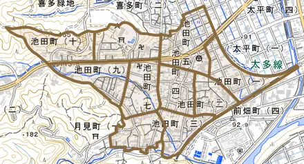 池田町とその周辺の地図。町の範囲を重ねている