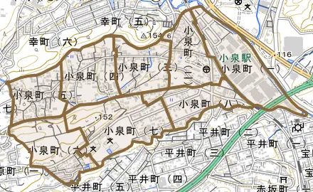 小泉町とその周辺の地図。町の範囲を重ねている