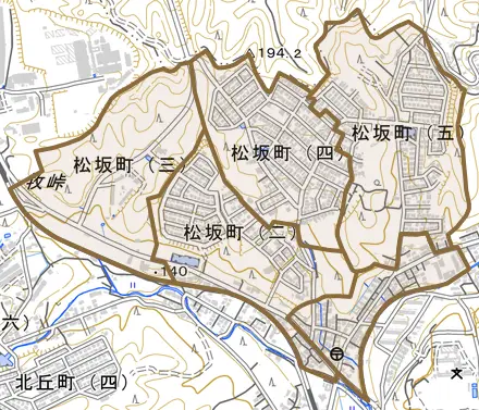 松坂町とその周辺の地図。町の範囲を重ねている