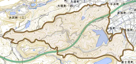 美山町とその周辺の地図。町の範囲を重ねている