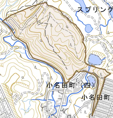 小名田町岩ケ根とその周辺の地図。町の範囲を重ねている