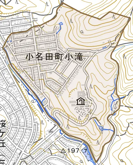 小名田町小滝とその周辺の地図。町の範囲を重ねている