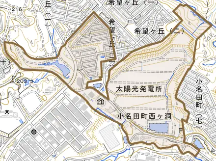 小名田町西ケ洞とその周辺の地図。町の範囲を重ねている