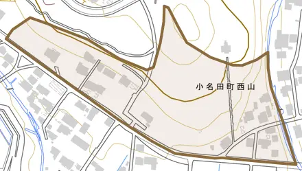 小名田町西山とその周辺の地図。町の範囲を重ねている