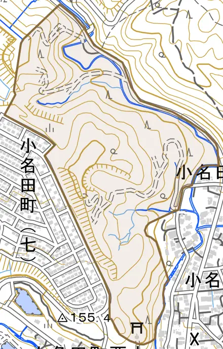 小名田町草ノ頭とその周辺の地図。町の範囲を重ねている