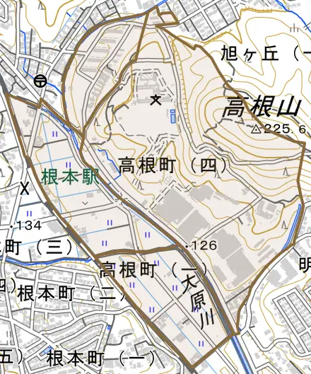 高根町とその周辺の地図。町の範囲を重ねている